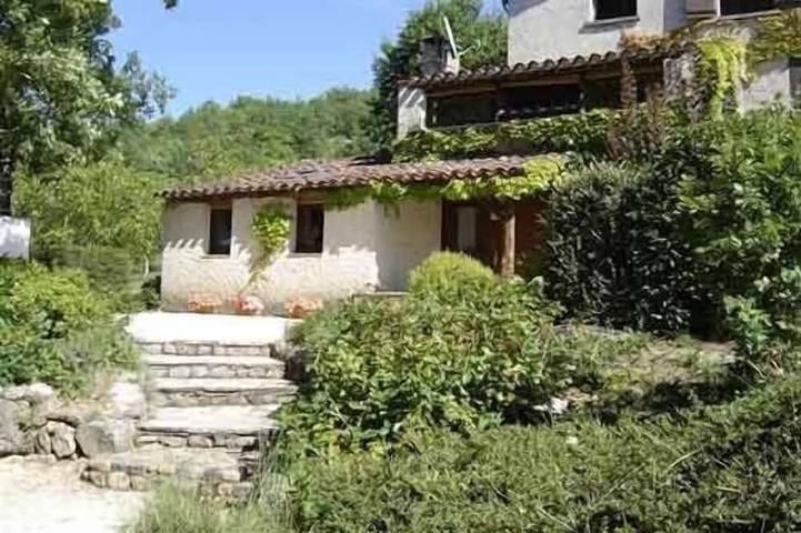 Gîte pour 4 personnes, avec terrasse et jardin à Albas