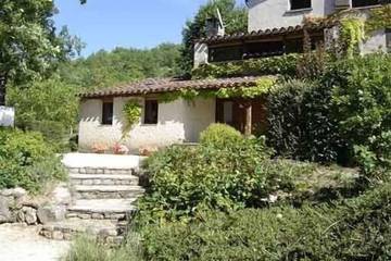 Très agréable gîte en campagne, ombre et soleil, petite piscine.