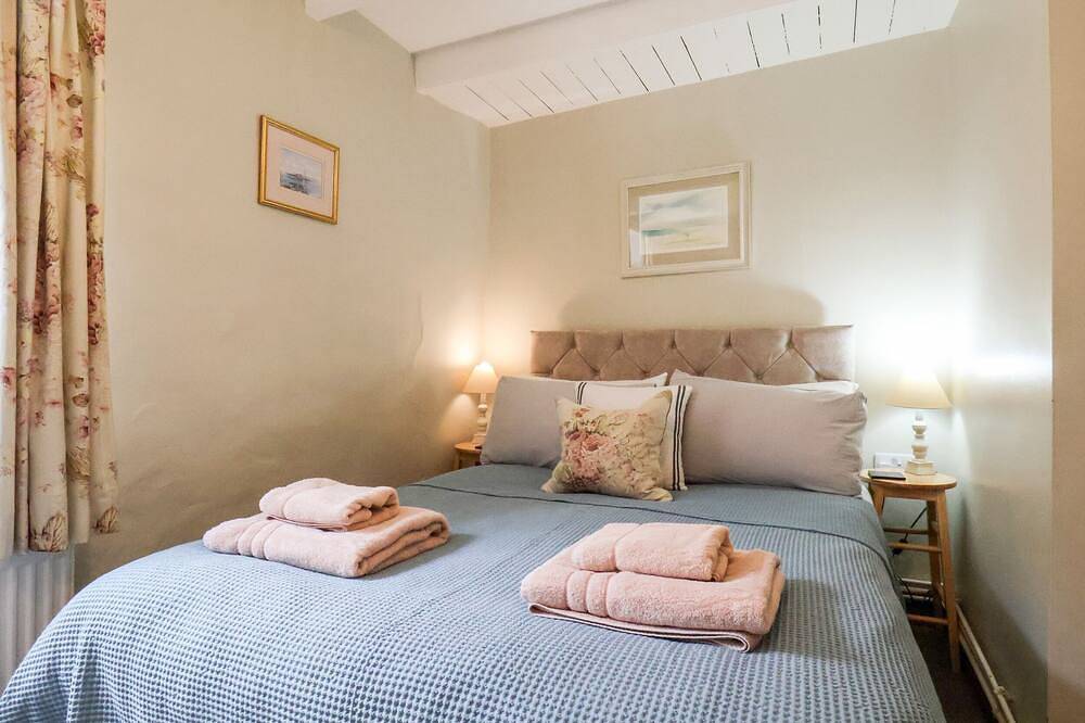 Delft Cottage, pet friendly, with open fire in Robin Hood’s Bay in Robin Hood's Bay, North York Moors National Park