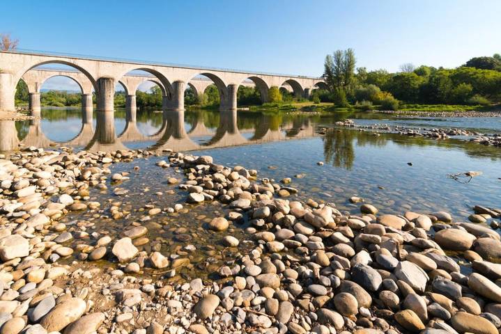 Location de vacances pour 6 personnes, avec bassin pour enfant ainsi que piscine et jardin, animaux acceptés à Sampzon - 2