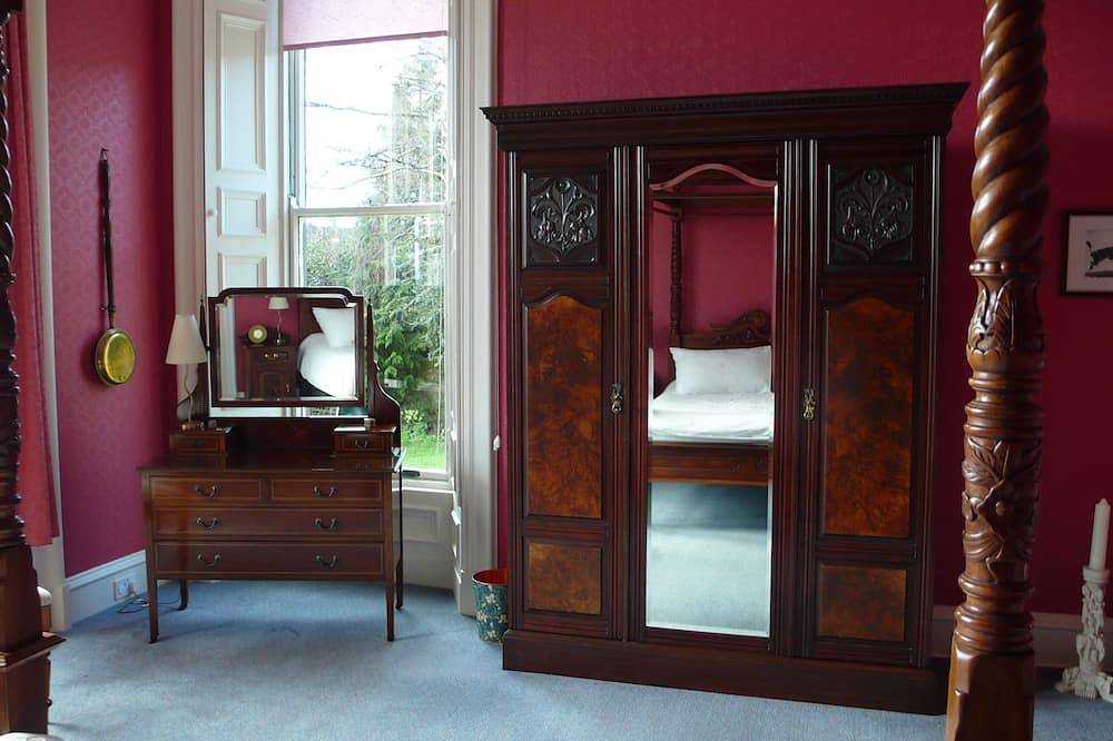 Entire apartment, Elegant Victorian self catering flat (5 people) in Crieff, the heart of Scotland in Crieff, Perthshire