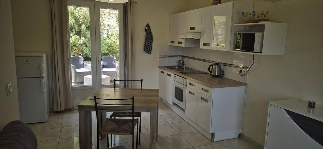 Location de vacances pour 3 personnes, avec terrasse ainsi que jardin et piscine, animaux acceptés à La Tour-d'Aigues - 4