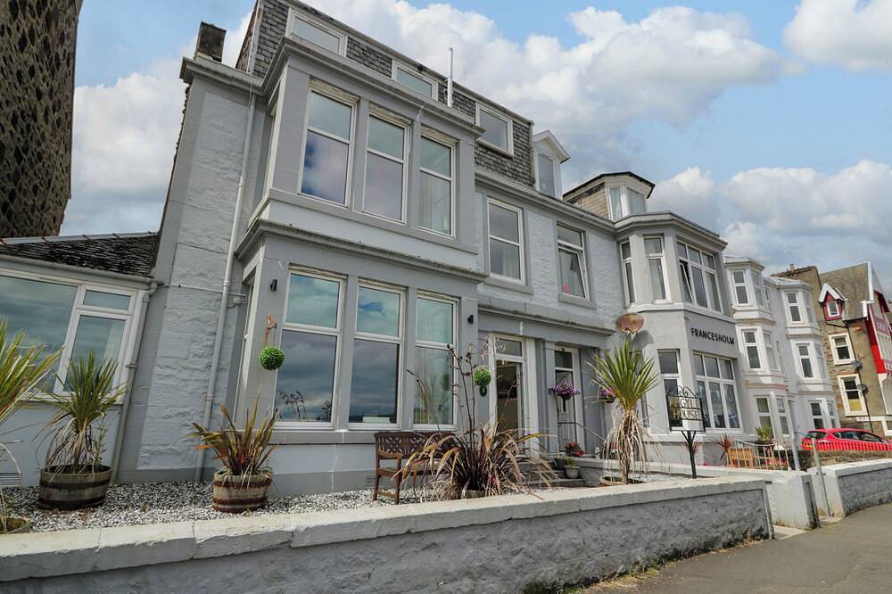 Argyle House, pet friendly, with hot tub in Rothesay, Isle Of Bute in Rothesay, Argyll & Bute