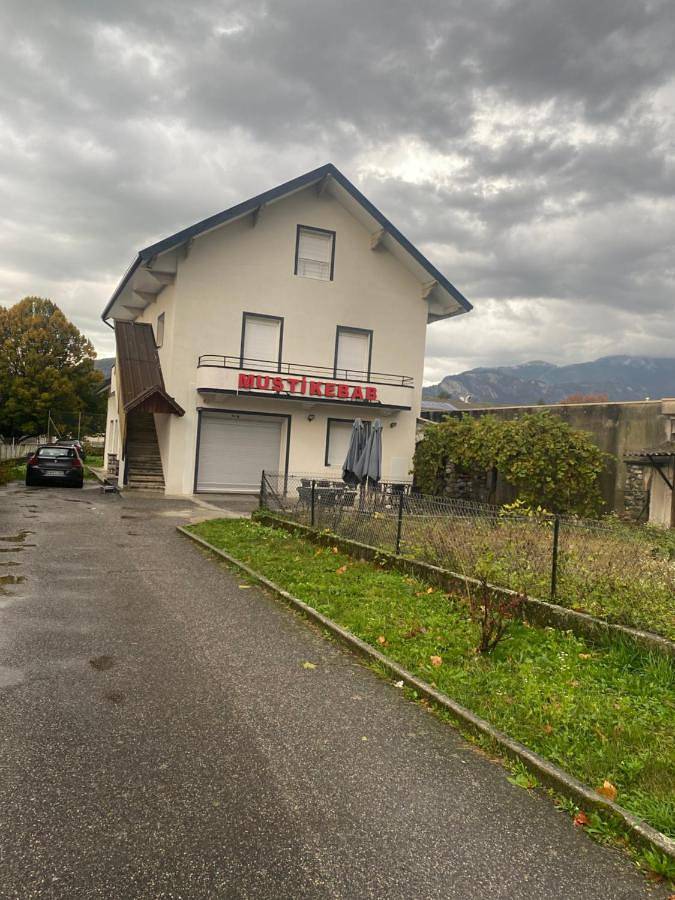 Five-Bedroom House in Saint-Pierre-en-Faucigny, Région de Bonneville