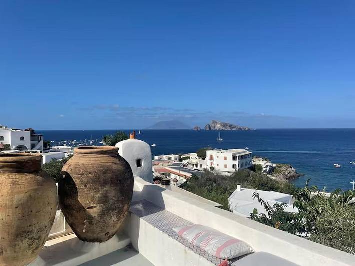 Casa vacanza per 6 persone, con terrazza e panorama nonché giardino in Panarea