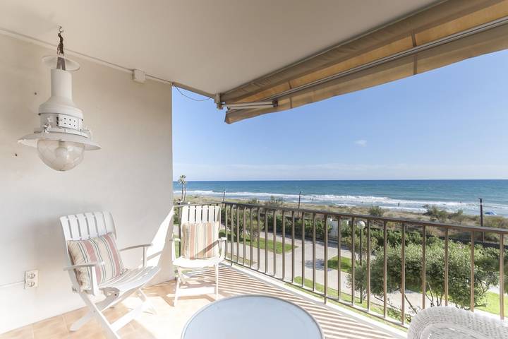 Location de vacances pour 6 personnes, avec Vue sur l’océan et Terrasse ainsi que Jardin et Piscine à Gavà