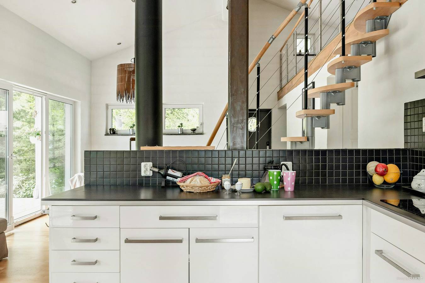 Modernes Steinhaus mit Badewanne im Wald von Åsljunga in Skane