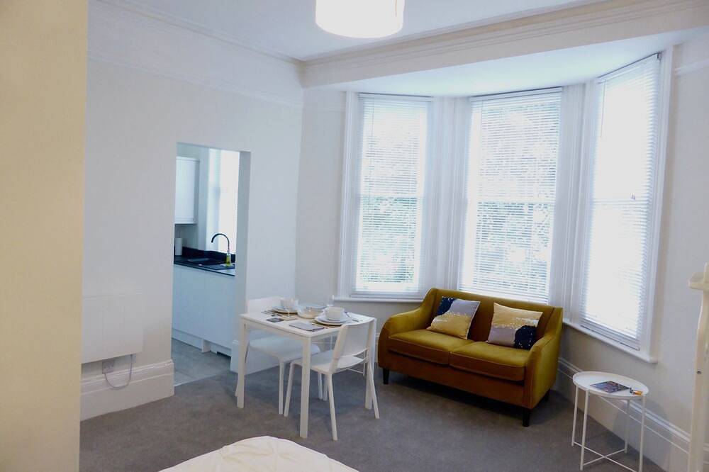 Entire apartment, Stylish studio apartment in central Hove. in Hove, Brighton