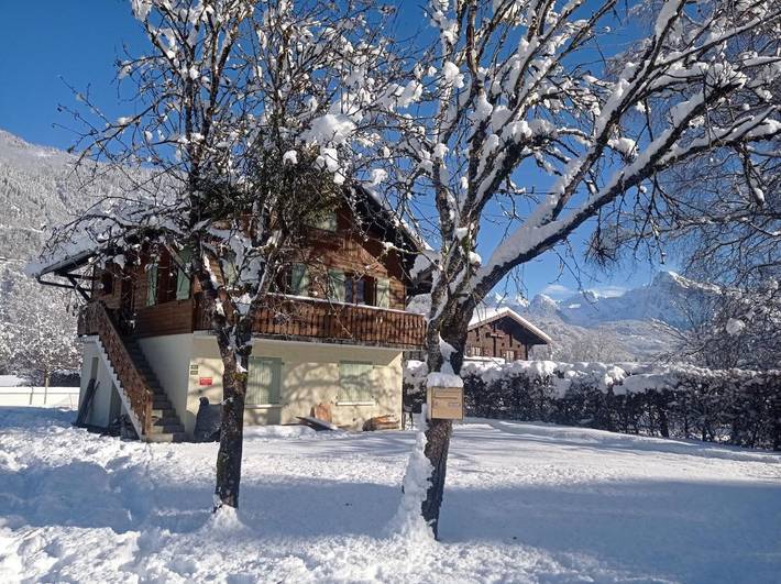 Gîte pour 9 personnes, avec Balcon et Terrasse ainsi que Jardin et Vue à La Rivière-Enverse