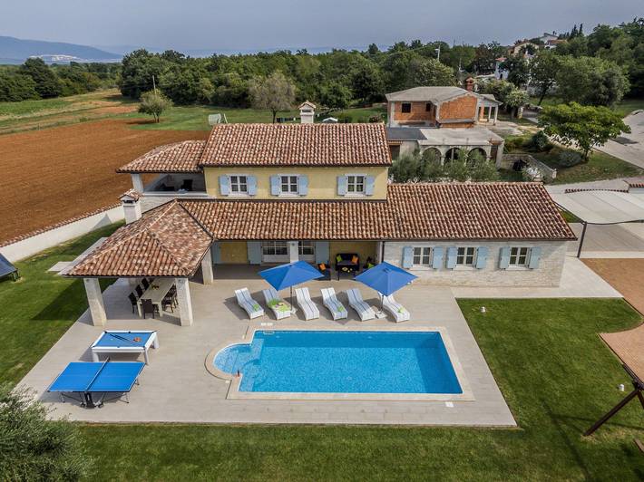 Villa für 9 Personen, mit Pool und Balkon - 1