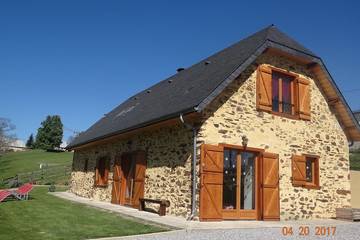 Gîte pour 6 personnes, avec jardin à Astugue