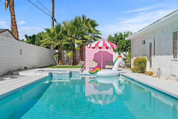 Vacation house for 8 people, with yard and terrace in Palm Springs