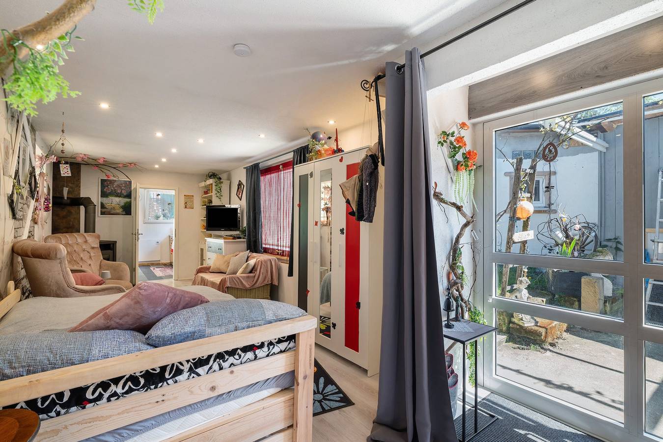 Ganze Wohnung, Ferienwohnung 'Alice' mit Gemeinschaftspool, privater Terrasse und Wi-Fi in Eppingen, Kraichgau