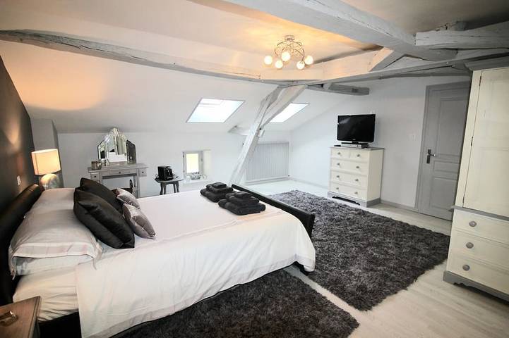 Luxury Air Conditioned + Heated Pool 4 bed 4 bath Village House in the Dordogne in Serres-et-Montguyard, Périgord Pourpre
