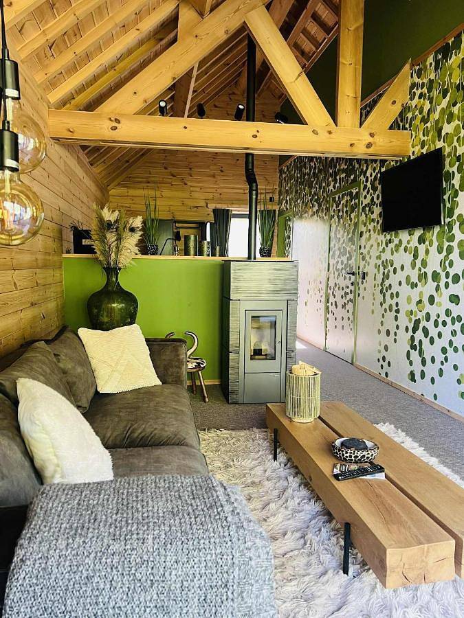 Vakantiewoning voor 2 personen, with Whirlpool and Terras as well as Tuin and Uitzicht op het meer in Beauraing