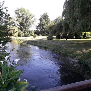 Gîte pour 4 personnes, avec vue ainsi que vue sur le lac et jardin dans Hodeng-au-Bosc