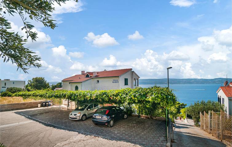 Ganze Ferienwohnung, Charmantes 200 m vom Strand entferntes Apartment mit Terrasse und Parkplatz in Stanici, Omis-Riviera
