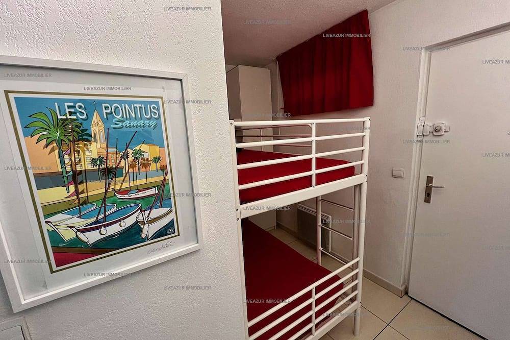 Entire apartment, Renovated studio in residence with swimming pool for 4 in Sanary-sur-Mer, Toulon region