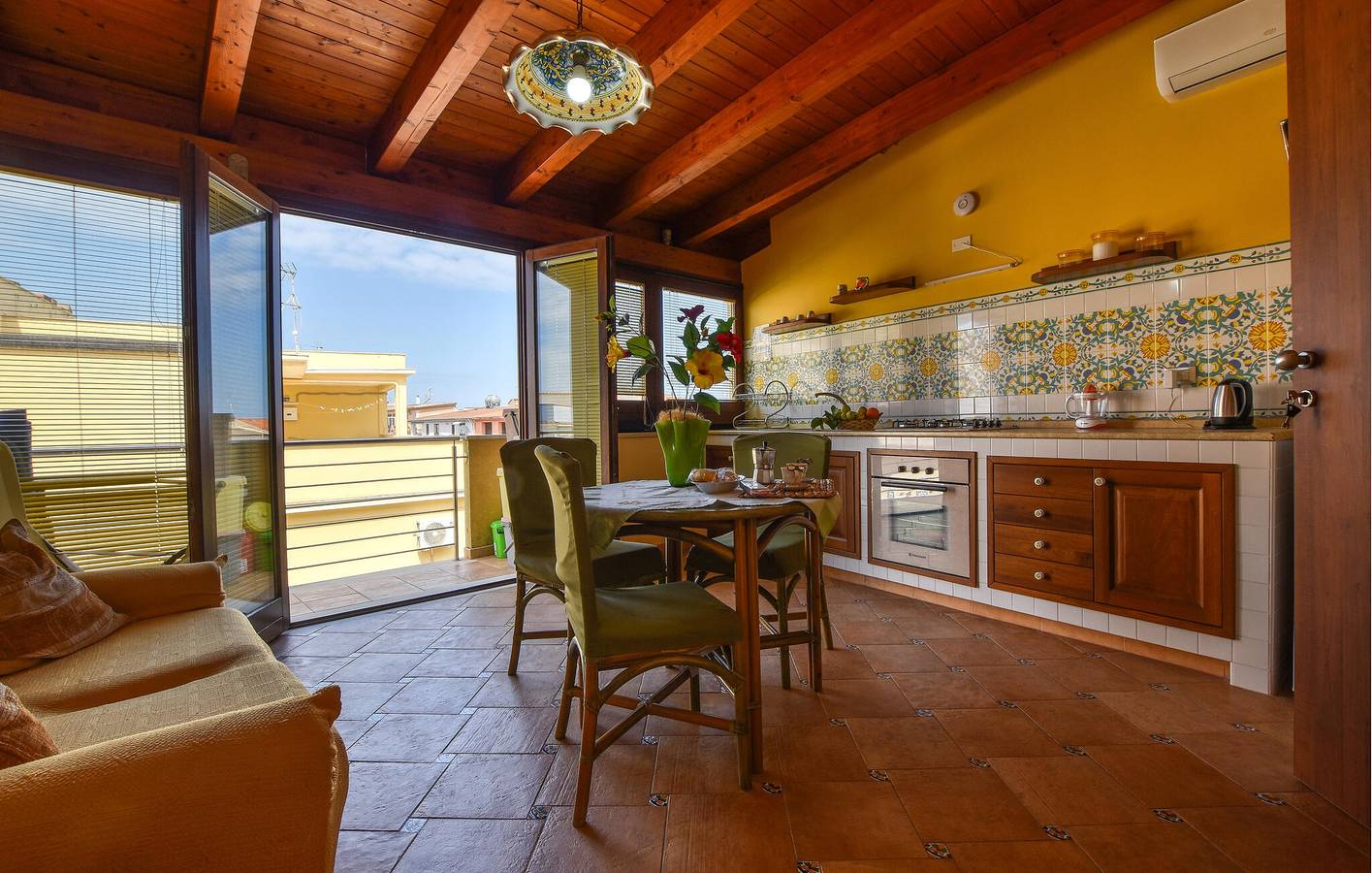 Entire vacation apartment, Cozy Apartment with Wi-Fi, Terrace & 1.5km to El Pam Pam Beach in Trappeto, Palermo Province