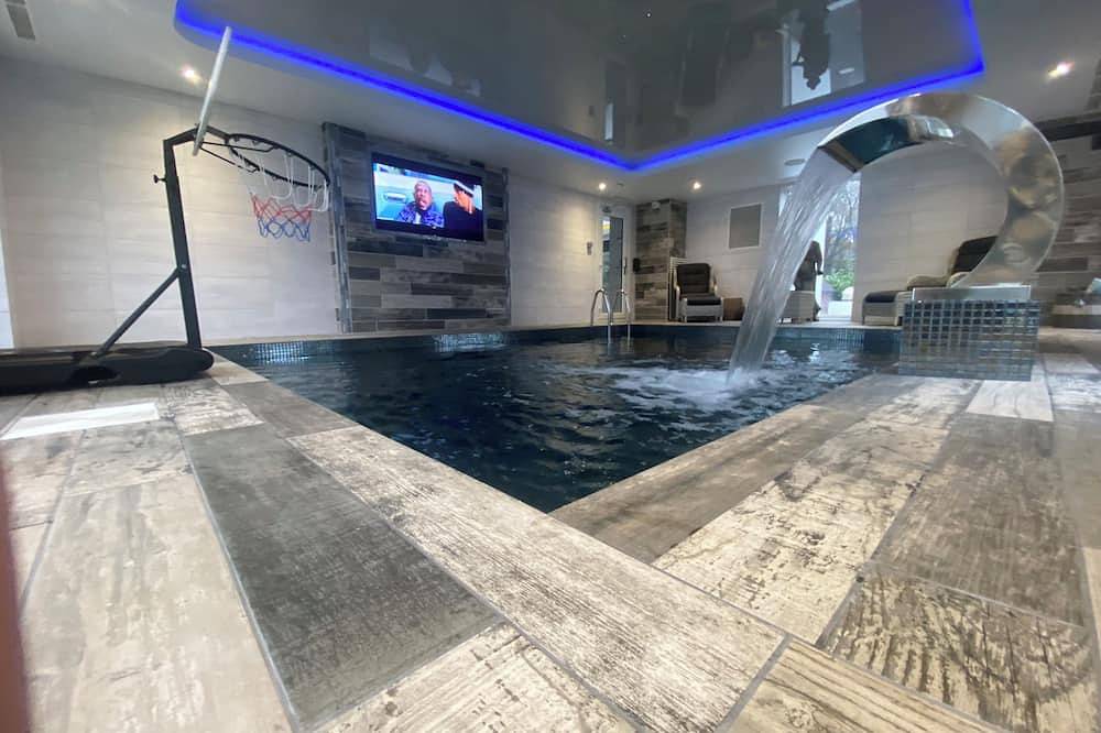 Luxury Villa in Knutsford With Heated Indoor Pool & Hot Tub in Allostock, Cheshire West and Chester