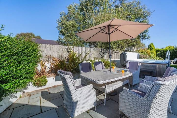 Holiday rental for 8 people, with Hot tub and Garden in Llanbedrog