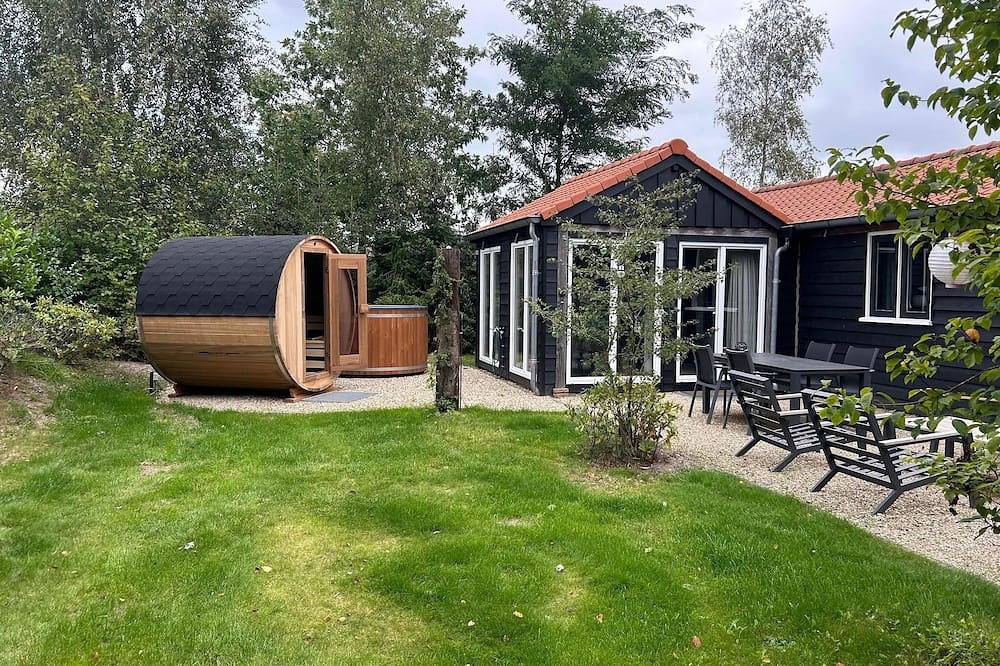 Escape together in the Achterhoek: a 2-person lodge with private sauna, hot tub and cosy living area with open kitchen. Perfect for peace and nature. in Achterhoek