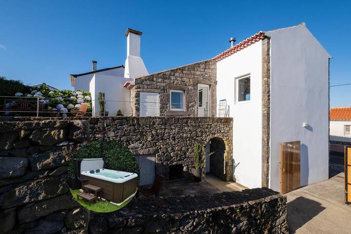 Ferienhaus für 6 Personen, mit Balkon und Whirlpool sowie Terrasse und Garten