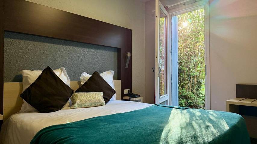Hôtel pour 4 personnes, avec Balcon et Terrasse ainsi que Jardin et Piscine dans Safari Peaugres - 4