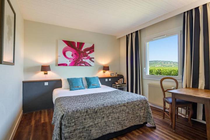 Hôtel pour 3 personnes, avec vue ainsi que jardin et piscine, animaux acceptés à Beaune - 2