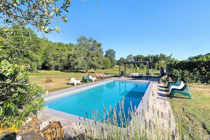 Location de vacances pour 2 personnes, avec Jardin et Piscine à Saint-Julien-de-Lampon