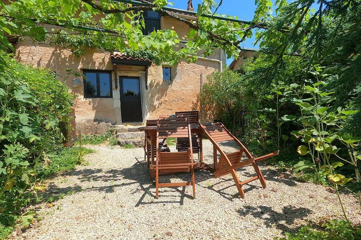 Gîte pour 3 personnes, avec Terrasse ainsi que Jardin et Piscine à Villamblard