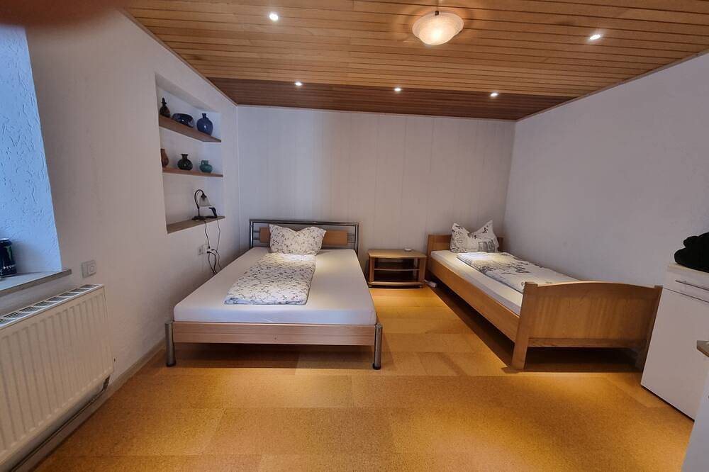 Ganze Wohnung, F-W Lacasa:verfügt1Schlafzimmer,Wohn-z 1 Küche mit Kühlschrank und Bade-z Dusche in Heidenheim (Mittelfranken), Altmühltal