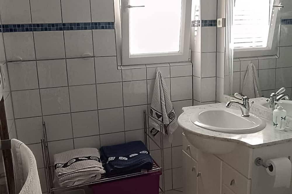 Countryside cottage, private terrace & garden overlooking walnut & plum orchards in Penne-d'Agenais, Quercy