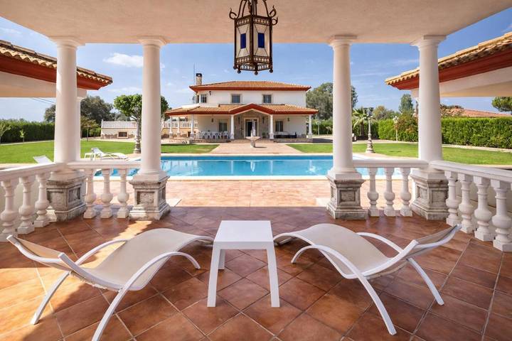 Casa rural para 14 personas, con jardín además de piscina y vistas en La Carlota - 2