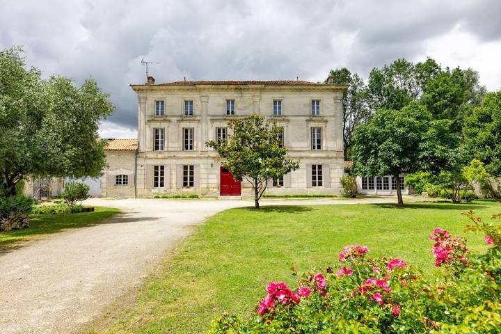 Chambre d’hôte pour 5 personnes, avec Terrasse ainsi que Jardin et Piscine en Charente