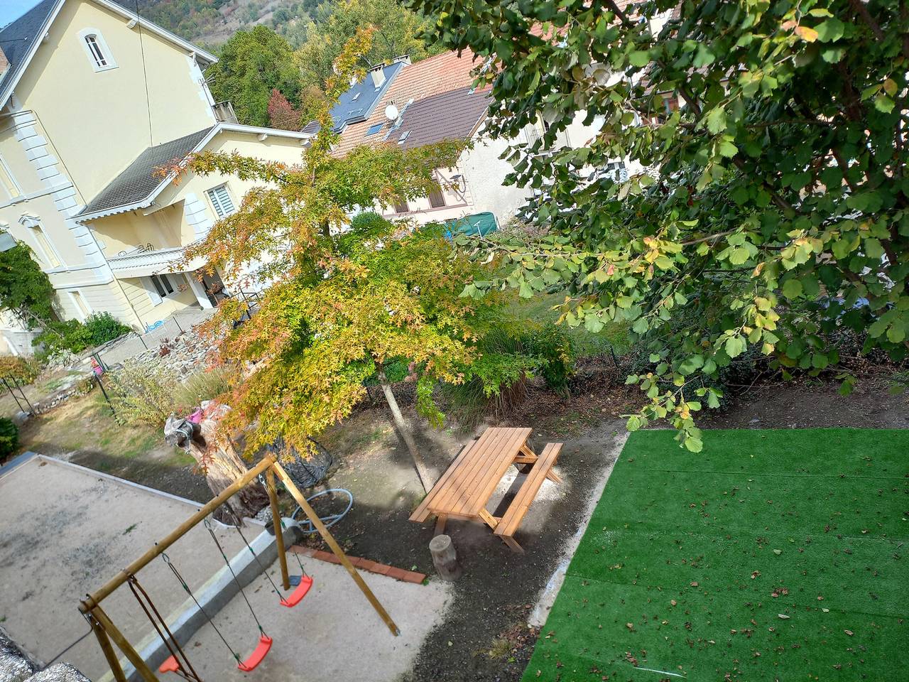 Ολόκληρο το διαμέρισμα, Apartment 'Pyrénées-Ariégeoises' with Mountain View, Shared Garden and Wi-Fi in Luzenac, French Pyrenees