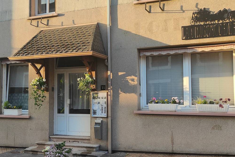 Entire apartment, Furnished T2 Apartment – Domaine Du Charme with Wi-Fi and Air Conditioning in La Vôge-les-Bains, Épinal region