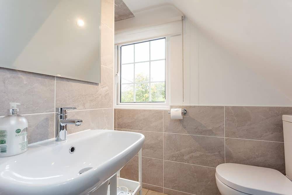 Romantisches Waldhaus mit privatem Garten, hundefreundlich, Blick auf den Wald vom Bett in Burley, Hampshire