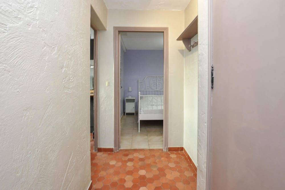 Entire apartment, 2 bedroom cozy apartment in Spéracèdes in Spéracèdes, Cannes region