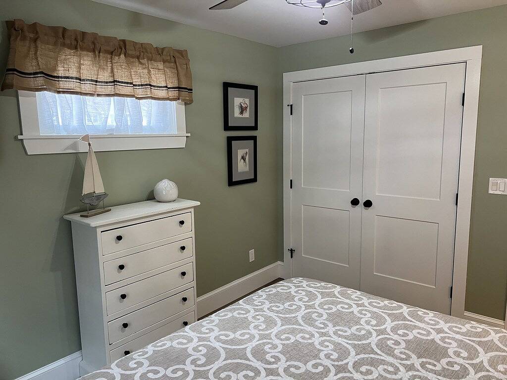 Newly renovated 3 bedroom, 2 bath bungalow, just steps to downtown Bbh. in Boothbay Harbor, Lincoln County (Maine)