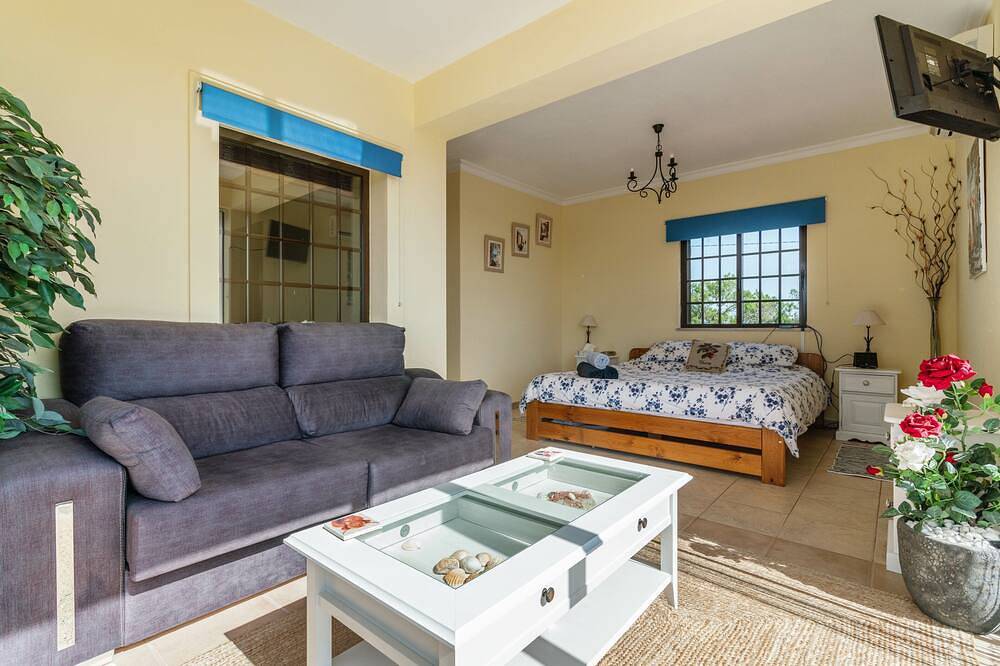 Quiet Hideaway with Heated Pool in Algoz, Faro Distrikt