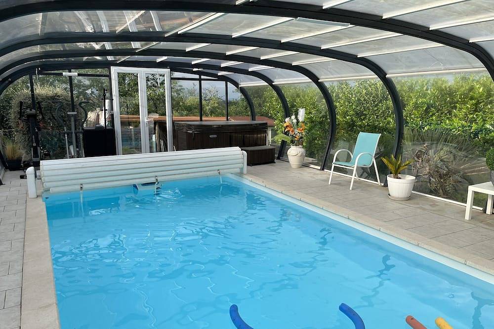 Appartement entier, Location ravissant appartement avec piscine sous abri en auvergne prés des puys in Beaumont (Puy-de-Dôme), Parc naturel régional des Volcans d'Auvergne