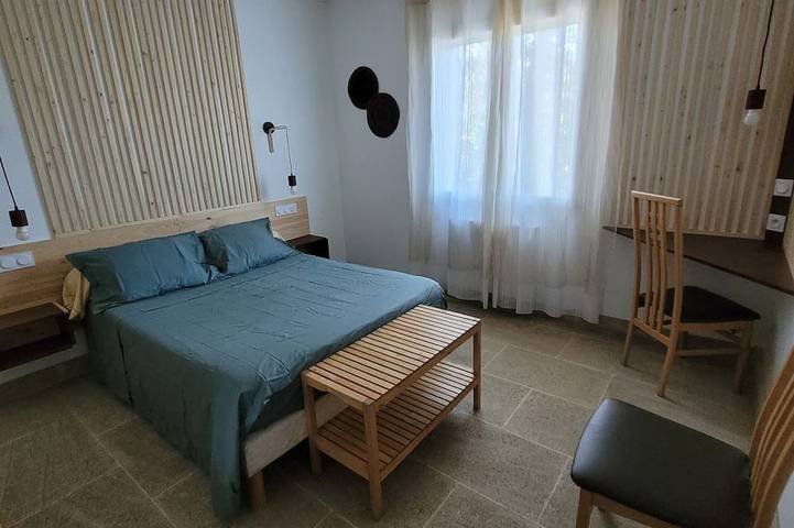 House with a yard in a quiet neighborhood in Entraigues-sur-la-Sorgue, Vaucluse