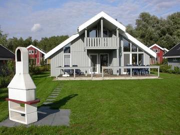 Ferienhaus für 6 Personen, mit Sauna und Terrasse sowie Whirlpool und Garten in Rechlin