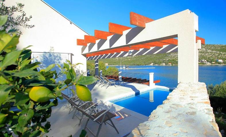 Ferienhaus für 12 Personen, mit Terrasse und Garten sowie Pool und Ausblick