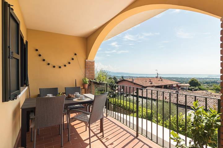 Ferienwohnung für 4 Personen, mit Balkon und Seeblick in Polpenazze del Garda
