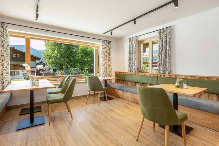 Ganze Ferienwohnung, Landhaus Lengg - (11) Familienzimmer mit Balkon im 2. Stock in Reit im Winkl, Bayerische Alpen