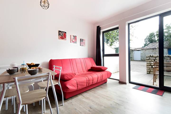 Gîte pour 3 personnes, avec jardin ainsi que terrasse et piscine à La Flotte - 3