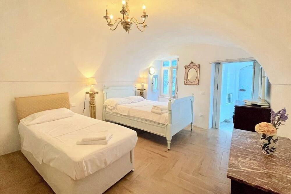Sleeps 8 Casa Valentino Isolabona Liguria Italy Free parking Wifi Sun Terrace in Isolabona, Alpes Ligures