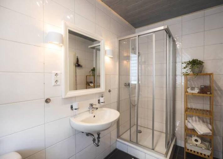 Ganze Wohnung, Ferienwohnung Veilchen im gemütlichen Gästehaus Benedikt in Friedrichshafen, Region Bodensee-Oberschwaben